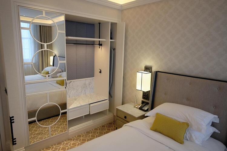 Image de la chambre avec un dresing